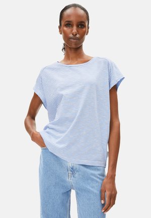 Hellblau-weiß gestreifes kurzärmliges Shirt mit lockerer Passform und Rundhalsausschnitt, aus weichem Stoff hergestellt. Kombiniert mit hellblauen Jeans.