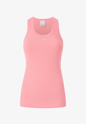 Svijetlopinkasta rebrasta majica bez rukava s okruglim izrezom i uskim krojem. Uključuje mali bijeli detalj s logotipom sprijeda.