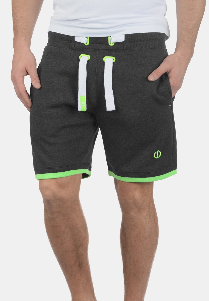 Shorts atletici gri cu accente verzi, șnururi albe și un detaliu mic cu logo. Confectionați dintr-un material moale, prezentând o potrivire confortabilă.