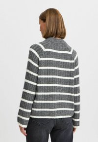 Pull en maille gris avec des rayures horizontales blanches, texture côtelée, encolure ronde et manches longues. La vue arrière montre des détails de couture aux épaules.