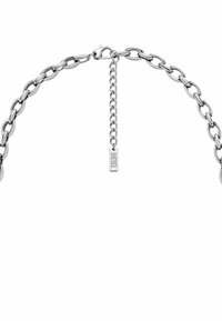Stříbrný náhrdelník s velkými oválnými články, zapínáním na klips a nastavovací prodlužovací řetízkem se značkovou visačkou.