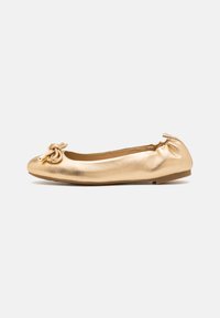 Ballerina metallizzata dorata con punta arrotondata, caratterizzata da un dettaglio a nodo frontale e da un volant arricciato sulla parte posteriore per un tocco in più.