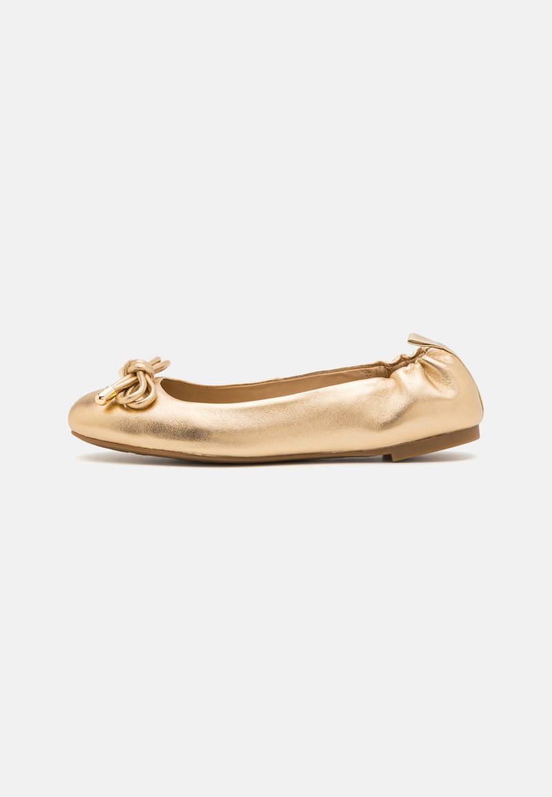 Ballerina metallizzata dorata con punta arrotondata, caratterizzata da un dettaglio a nodo frontale e da un volant arricciato sulla parte posteriore per un tocco in più.
