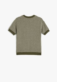 Suéter de punto de manga corta en verde oliva, con un patrón de espiga texturizado, cuello redondo y puños y dobladillo de canalé.