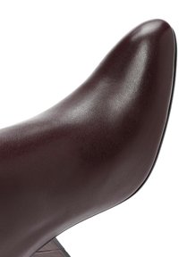 Bordeaux leren hoge hak met een spitse neus en een gladde textuur, met een zwarte zool en minimale ontwerpelementen.