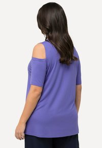 Paarse cold-shoulder top van zachte stof, met korte mouwen en een versierde voorkant met kleine zilveren studs.