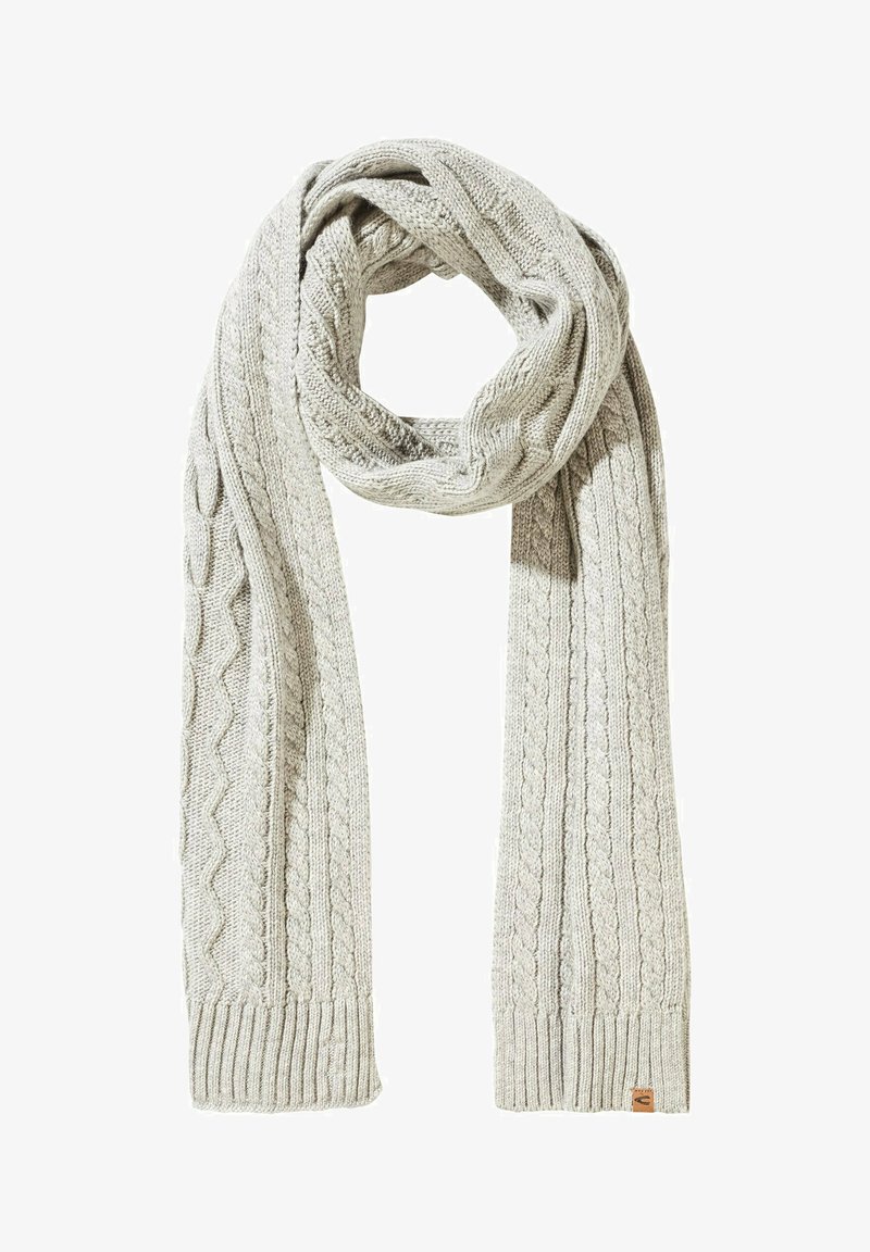 Lys grå strikket tørklæde med kabelmønstre, ribbede ender og en vævet tekstur. Måler cirka 180 cm i længden og 30 cm i bredden.