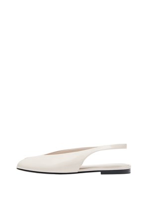 Chaussure plate slingback couleur crème avec bout pointu et semelle noire, design minimaliste, vue de côté sur fond blanc.