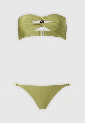 Bikini due pezzi verde oliva con top senza spalline con apertura centrale e piccola fibbia, e slip a vita bassa abbinati con dettagli di perline.