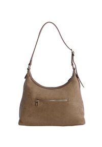 Bolso de hombro de ante marrón con una forma curva, que cuenta con un bolsillo frontal con cremallera y una correa lisa para llevar.