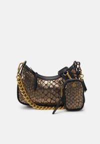 Sac à main en cuir or et noir avec un motif en écailles de poisson, doté d'une chaîne en or et d'une petite poche détachable.