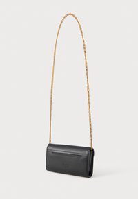 Borsa a tracolla in pelle nera con una tracolla in catena dorata, forma rettangolare, chiusura a pattina frontale e un discreto dettaglio logo in rilievo.