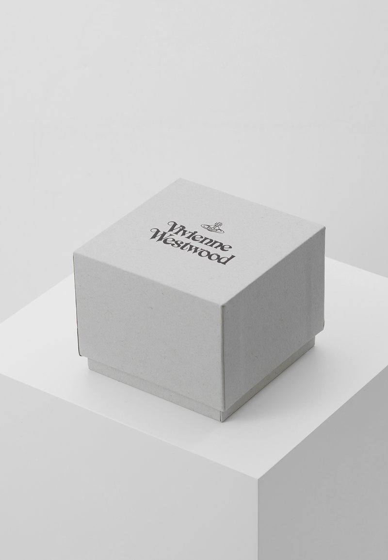 Grå papkasse med hængslet låg, med teksten "Vivienne Westwood" i sort serif-skrift øverst. Firkantet form og glat overflade.