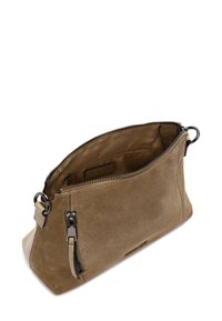 Clutch bag in suede marrone con chiusura a zip, texture liscia e dettagli hardware lucidi. Interno foderato con un tessuto coordinato.