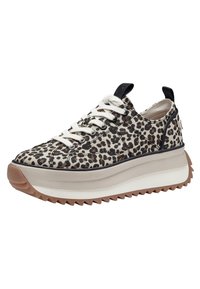 Sneaker in stampa leopardata con una tomaia in tela, lacci crema e una suola spessa e texture. Presenta un'accente nera e un'etichetta sul tallone.