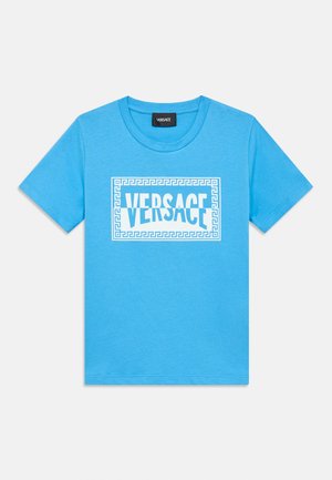 Világoskék pamut póló, környakú, fehér téglalap alakú nyomattal, rajta "VERSACE" felirattal és görög kulcs mintás díszítéssel.