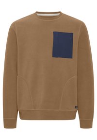 Sudadera de forro marrón con un bolsillo tipo parche en color marino, cuello redondo, puños acanalados y detalles en la costura lateral. Textura suave, diseño casual.
