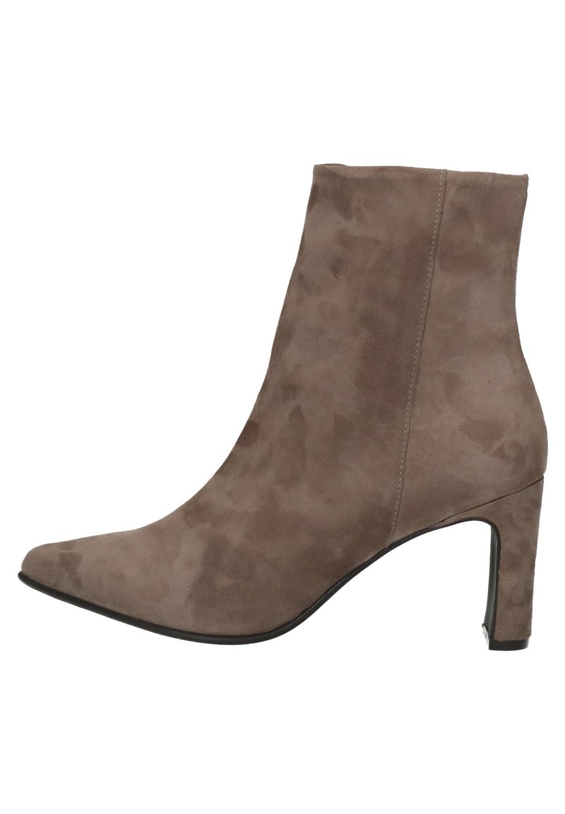 Bottes de cheville en daim taupe avec un bout pointu et un talon aiguille de 10 cm. Présente une texture lisse et un détail de fermeture éclair sur le côté.