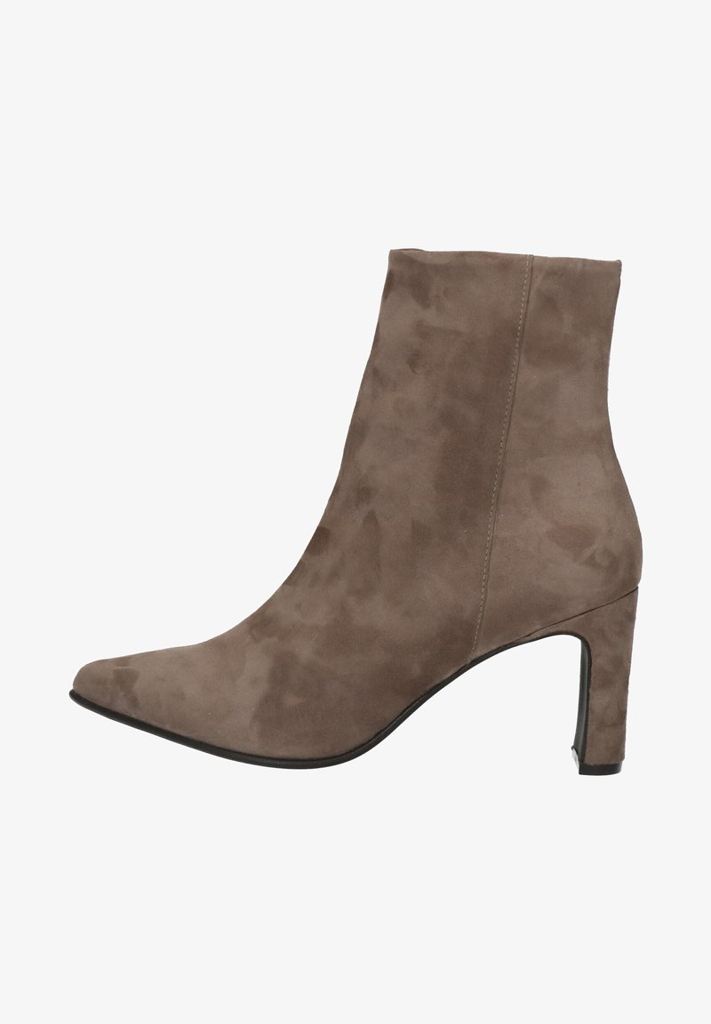 Bottes de cheville en daim taupe avec un bout pointu et un talon aiguille de 10 cm. Présente une texture lisse et un détail de fermeture éclair sur le côté.