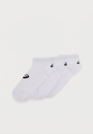 Tres pares de calcetines blancos hasta el tobillo con un pequeño logo negro en el lateral, dispuestos solapados sobre un fondo blanco.