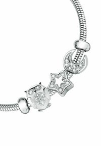 Bracciale in argento con charm a forma di gufo, stella e luna crescente, adornato con gemme trasparenti, che presenta una finitura lucida e texturizzata.