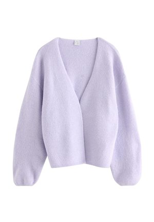 Miękki lawendowy kardigan o otwartym froncie, z długimi bufkami rękawami i lekko skróconym dołem, prezentowany na białym tle.