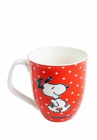 Tazza di ceramica rossa con pois bianchi, decorata con un design di un cane in cartone animato in bianco e nero. Superficie liscia, manico curvo e bordo ampio.