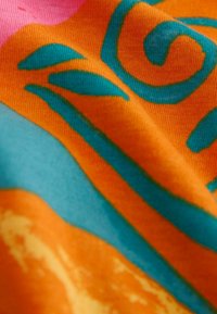 Bavlněná látka s jasnými barvami: oranžovou, tyrkysovou a růžovou s abstraktními vířícími a čarami, vytvářející texturovaný, vrstvený vzhled.