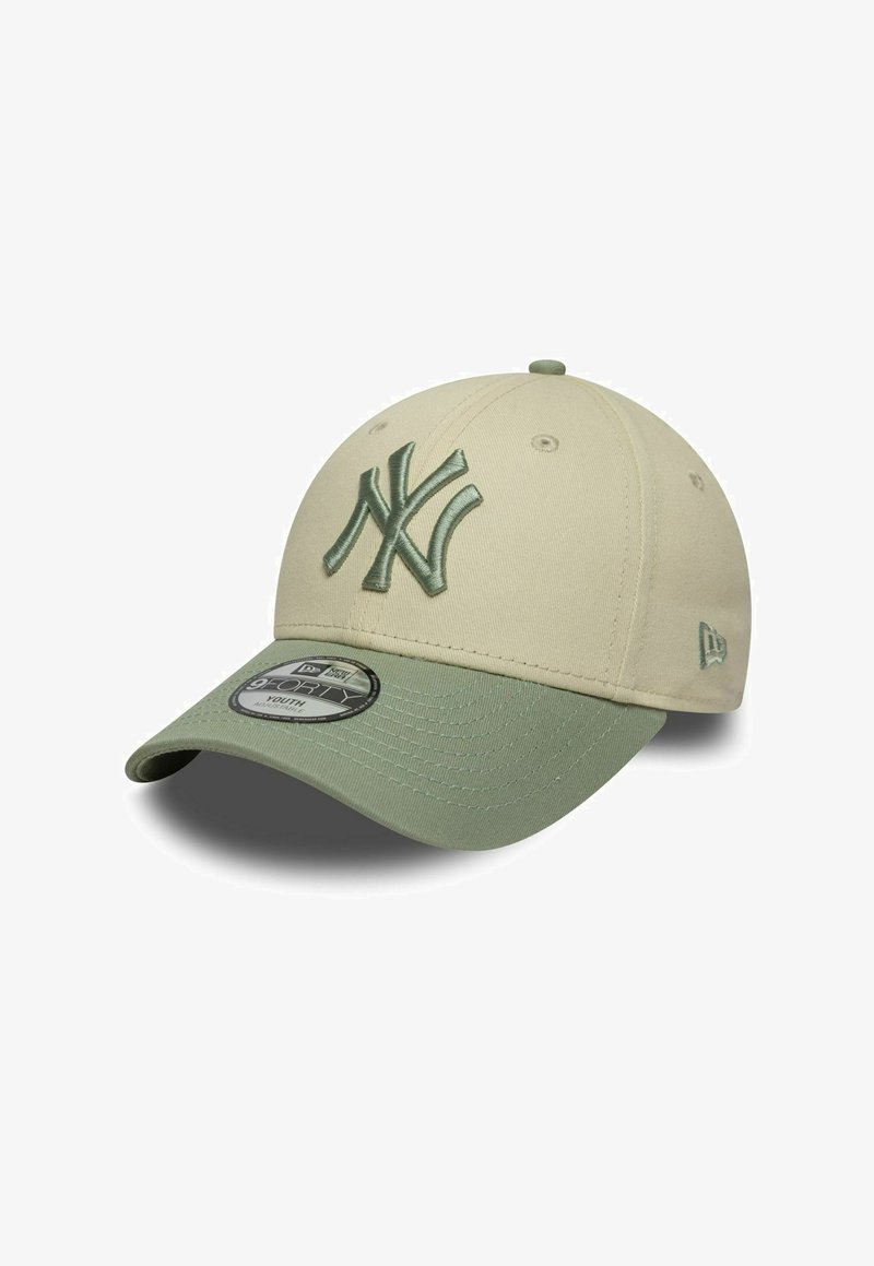 Beige-grüner zweifarbiger Baseballcap mit geprägtem "NY" Logo auf der Vorderseite und "9FORTY" Aufkleber auf dem grünen, gewölbten Schirm.