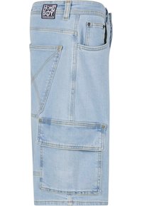 Lyseblå denim cargo shorts med flere lommer, synlige sømmer, og et merke nær midjen. Har en avslappet passform.
