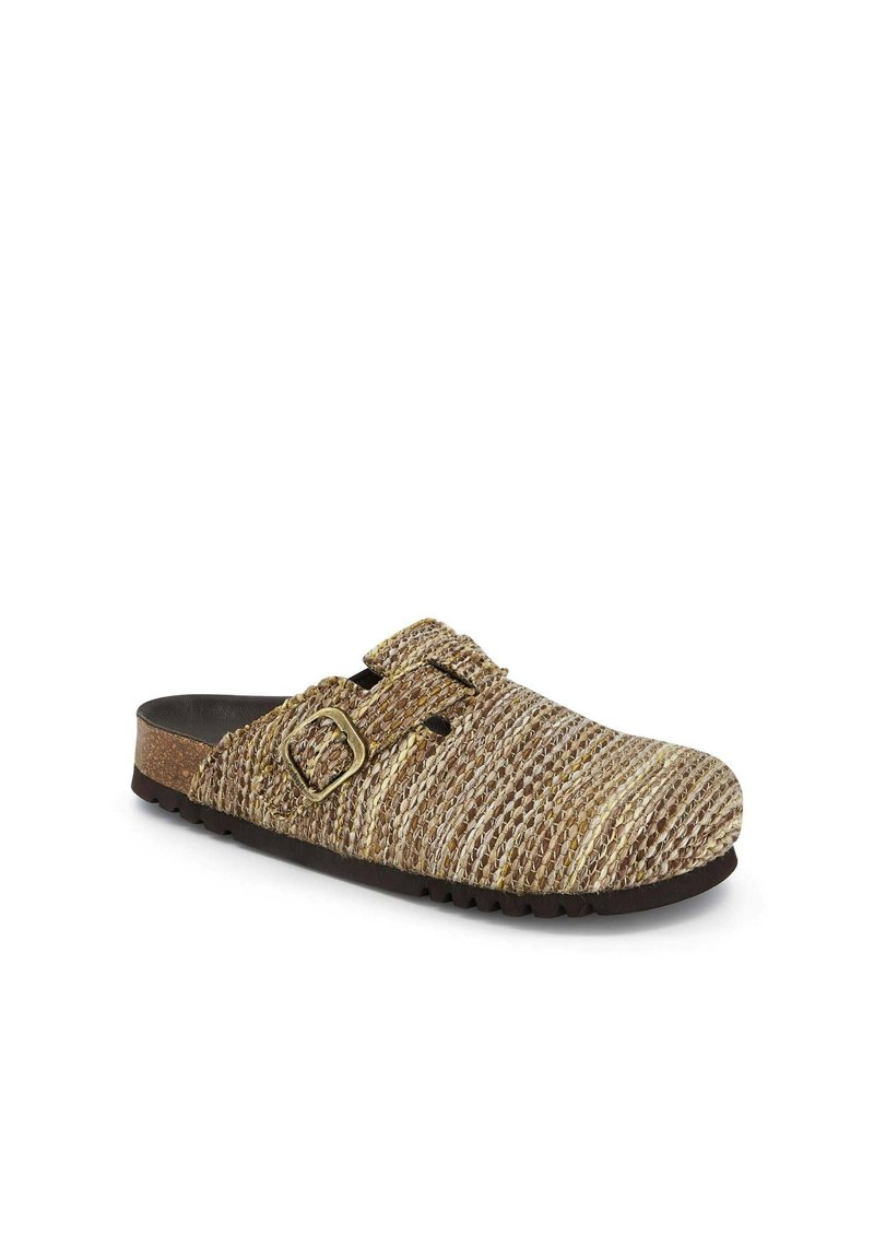 Sabot à enfiler avec un tissu tissé beige et doré, accent de boucle et semelle marron foncé. Conception à bout arrondi et à dos ouvert pour un enfilage facile.