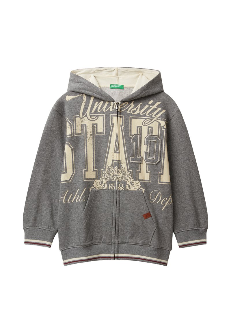 Felpa grigia con zip, con testo color crema "University State 10", tasche frontali, polsini a righe e cappuccio con fodera color crema.