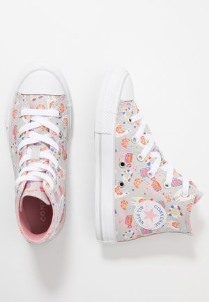 Zapatillas Converse altas con suelas blancas, cordones blancos y un patrón abstracto colorido sobre tela gris claro.