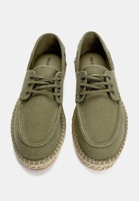 PULL&BEAR FLAT - Csónakcipők - khaki