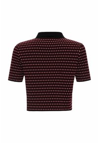 Polo à manches courtes de couleur rouge foncé avec un motif géométrique et un col noir. Présente une coupe courte et un tissu texturé.