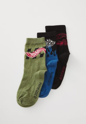 Tre paia di calze corte: verdi con logo "Hot Wheels" rosso, blu con motivo a fiamma nera e nere con accenti rossi. Materiale in maglia morbida.