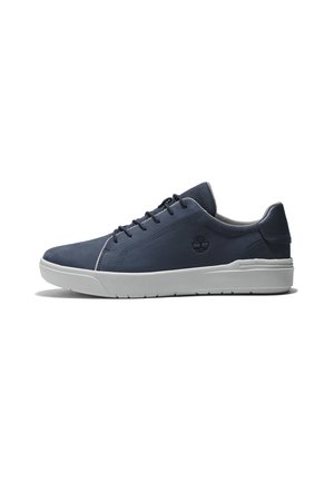 Marineblauwe leren sneakers met een gladde textuur, witte loopzool en contrasterende grijze accenten. Voorzien van veters en een merkl logo aan de zijkant.