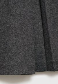 Tissu gris texturé avec un motif de tissage diagonal, présentant une finition lisse et un éclat subtil. Les bords sont soigneusement coupés et pliés.