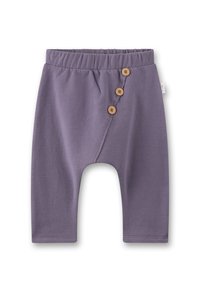 Weiche lila Babyhosen mit elastischem Bund und drei diagonal auf der Vorderseite angeordneten Holzknöpfen.