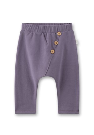 Weiche lila Babyhosen mit elastischem Bund und drei diagonal auf der Vorderseite angeordneten Holzknöpfen.