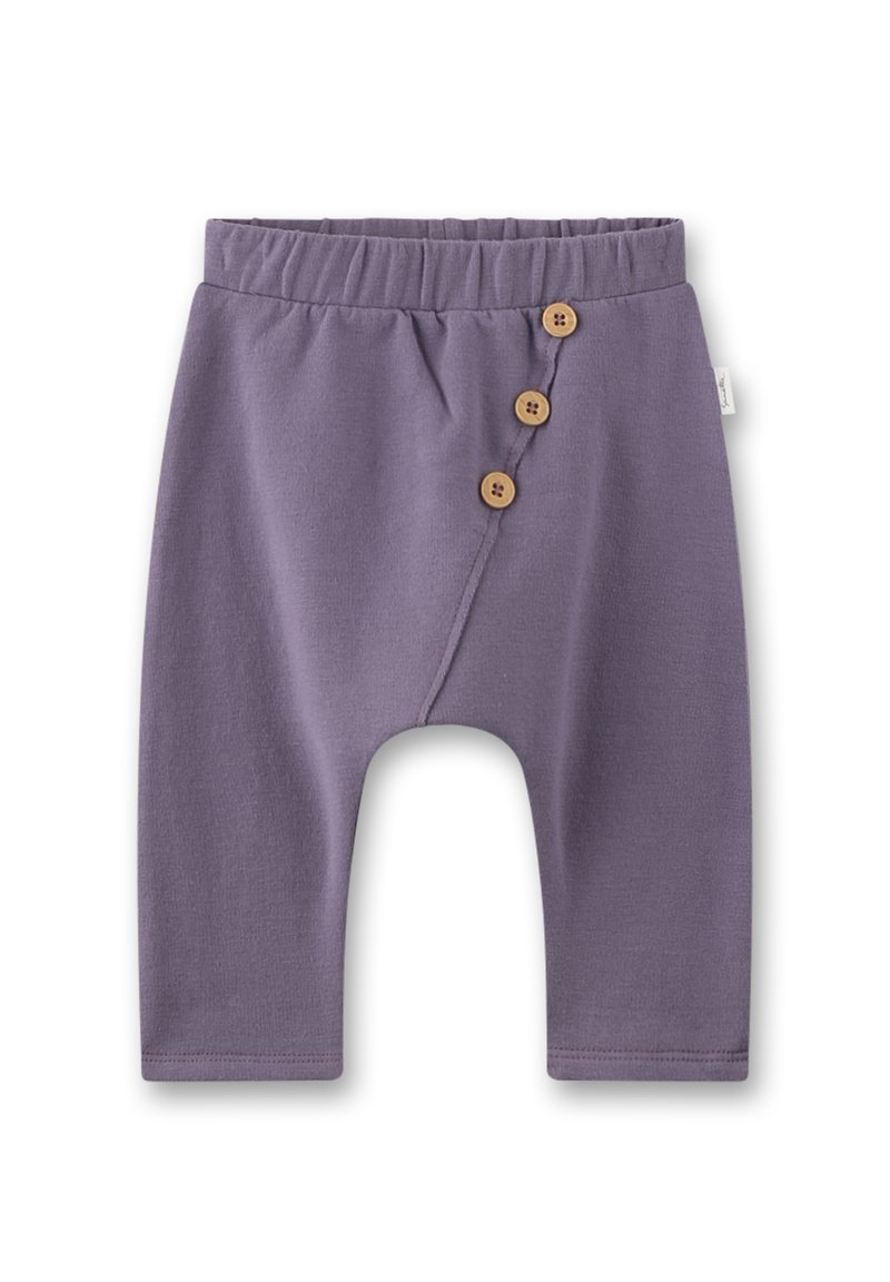 Weiche lila Babyhosen mit elastischem Bund und drei diagonal auf der Vorderseite angeordneten Holzknöpfen.