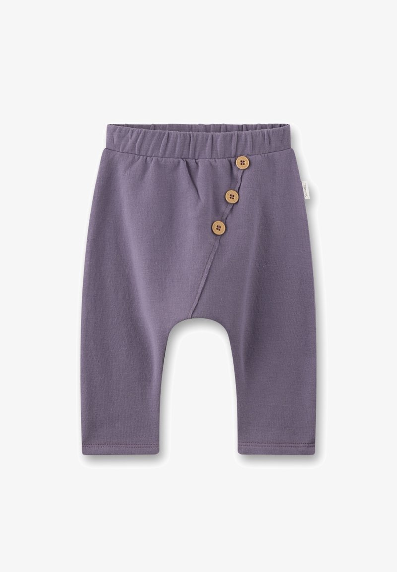 Weiche lila Babyhosen mit elastischem Bund und drei diagonal auf der Vorderseite angeordneten Holzknöpfen.
