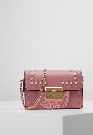 Roze leren handtas met gouden kettingriem, gouden studs, parelversieringen, een gouden sluiting en roze franjes op de voorklep.
