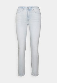 Jeans de mezclilla azul claro con corte ajustado, que cuentan con una cinturilla estándar, cinco bolsillos y una ligera decoloración en la tela.