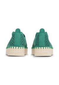 Zielone buty wsuwane z perforowanymi wzorami liści, kremowymi podeszwami na platformie oraz logo "Ilse Jacobsen" na tyle obcasa.