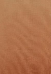 Textilní látka v teplém oranžovém odstínu s diagonální žebrovanou texturou a jemným leskem, s hladkým povrchem a konzistentním vzhledem.