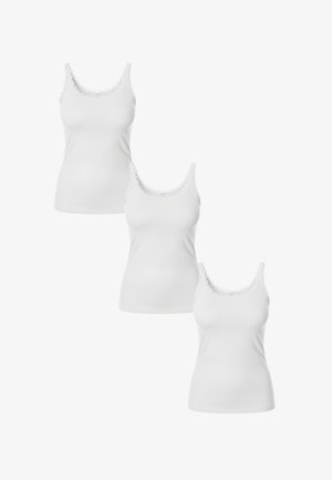 Drei weiße Tanktops mit gewellten Kanten, gefertigt aus weichem Stoff, mit verstellbaren Trägern und figurbetontem Schnitt.