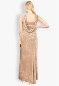 Beaded, paillettenbesetztes Abendkleid in Champagner mit einem drapierten Ausschnitt und offenem Rückendesign. Die Textur ist glatt mit einem dezenten Schimmer.