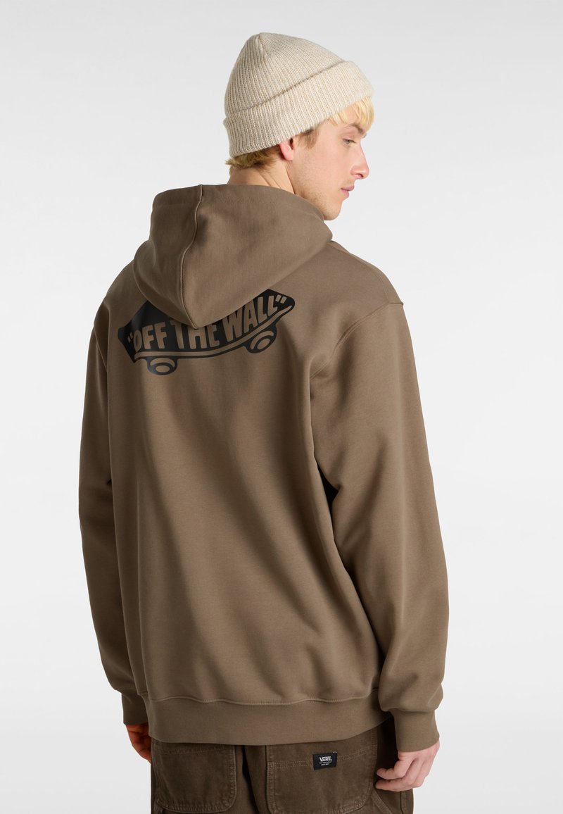 Brauner Kapuzenpullover mit einem großen schwarzen Skateboard-Graphic und Text auf der Rückseite. Hat eine Kordelzugkapuze und gerippte Bündchen. Getragen mit Cargohosen.