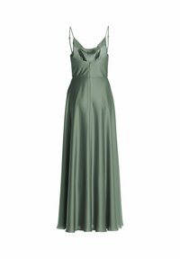 Robe longue verte en satin avec fines bretelles réglables. Elle présente un décolleté en V et un tissu fluide, créant une silhouette en A.